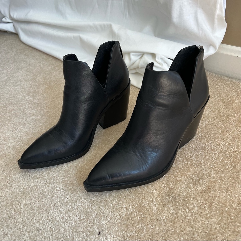Vince Camuto Gigietta pointed toes heel leather bootie